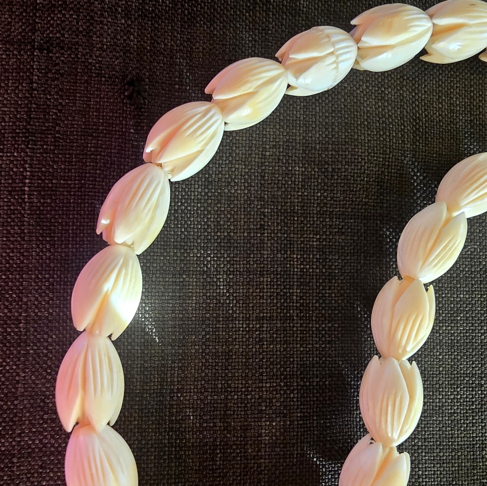 Unique Vintage Hawaiian Beachy Pikake Floral Beaded Bone/Ivory Look Necklace Set - Picture 2 of 3